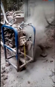 SDZ-60全液壓風(fēng)動山地輕便鉆機現(xiàn)場施工10